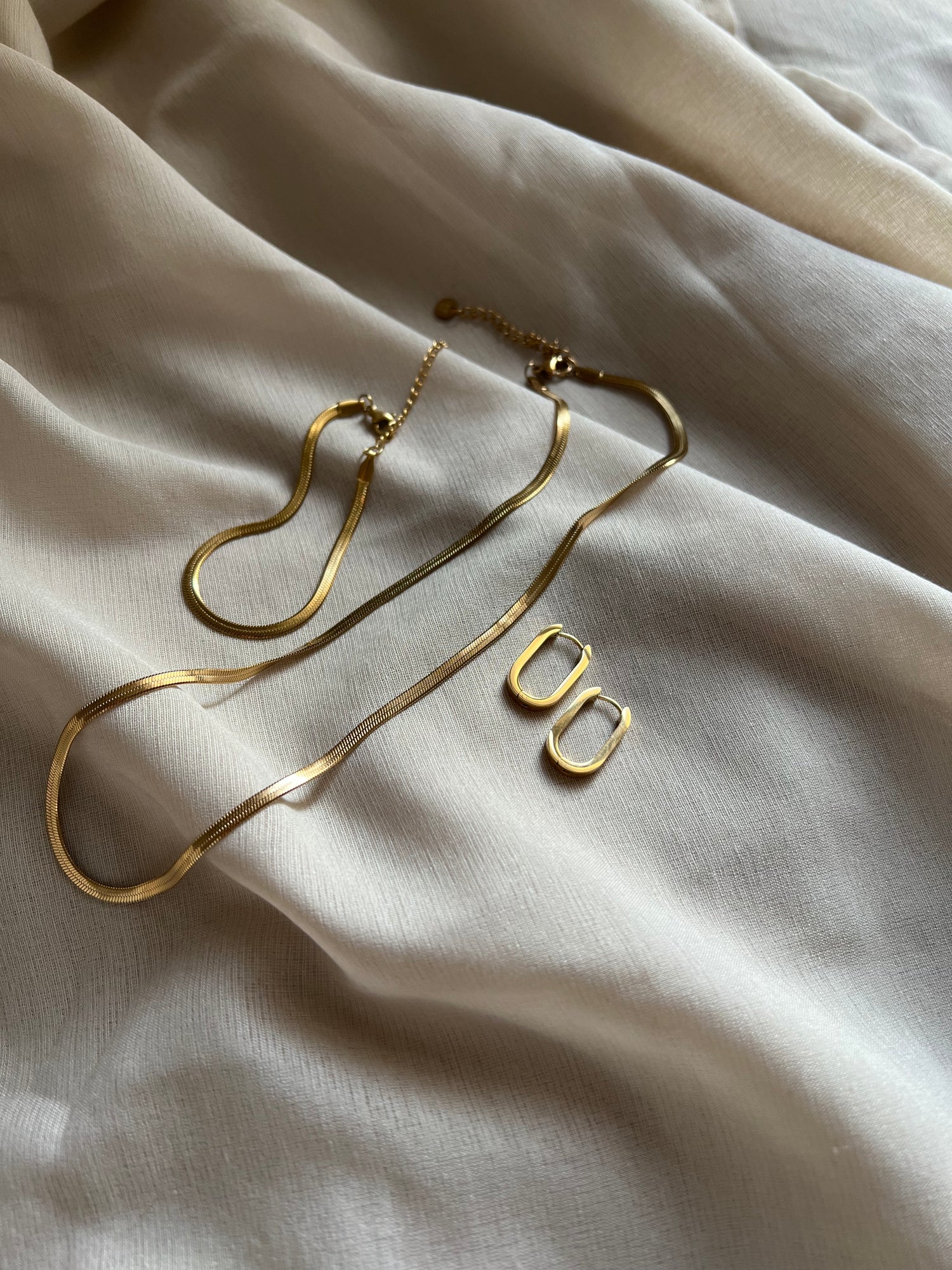 Handgefertigte Schmucksets aus Kette, Armband und Ohrringen, perfekt abgestimmter Damenschmuck aus Edelstahl und Perlen.