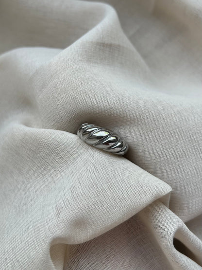 Ring Elara