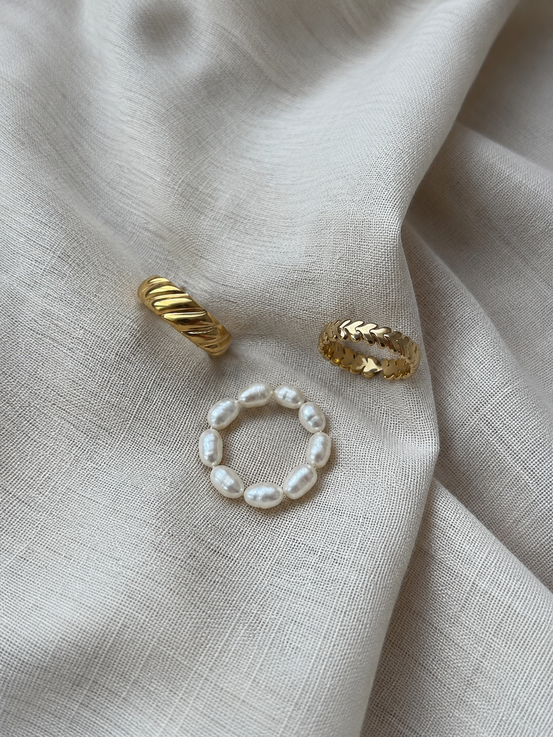 Goldenes Ringset aus wasserfestem Edelstahl mit Süßwasserperlen in Perlmuttoptik, minimalistisch und elegant kombiniert.