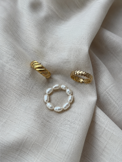 Goldenes Ringset aus wasserfestem Edelstahl mit Süßwasserperlen in Perlmuttoptik, minimalistisch und elegant kombiniert.