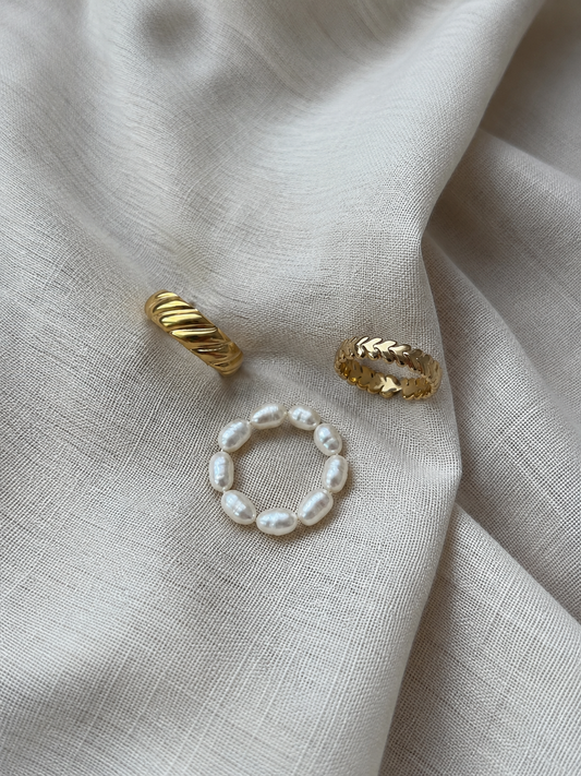 Goldenes Ringset aus wasserfestem Edelstahl mit Süßwasserperlen in Perlmuttoptik, minimalistisch und elegant kombiniert.