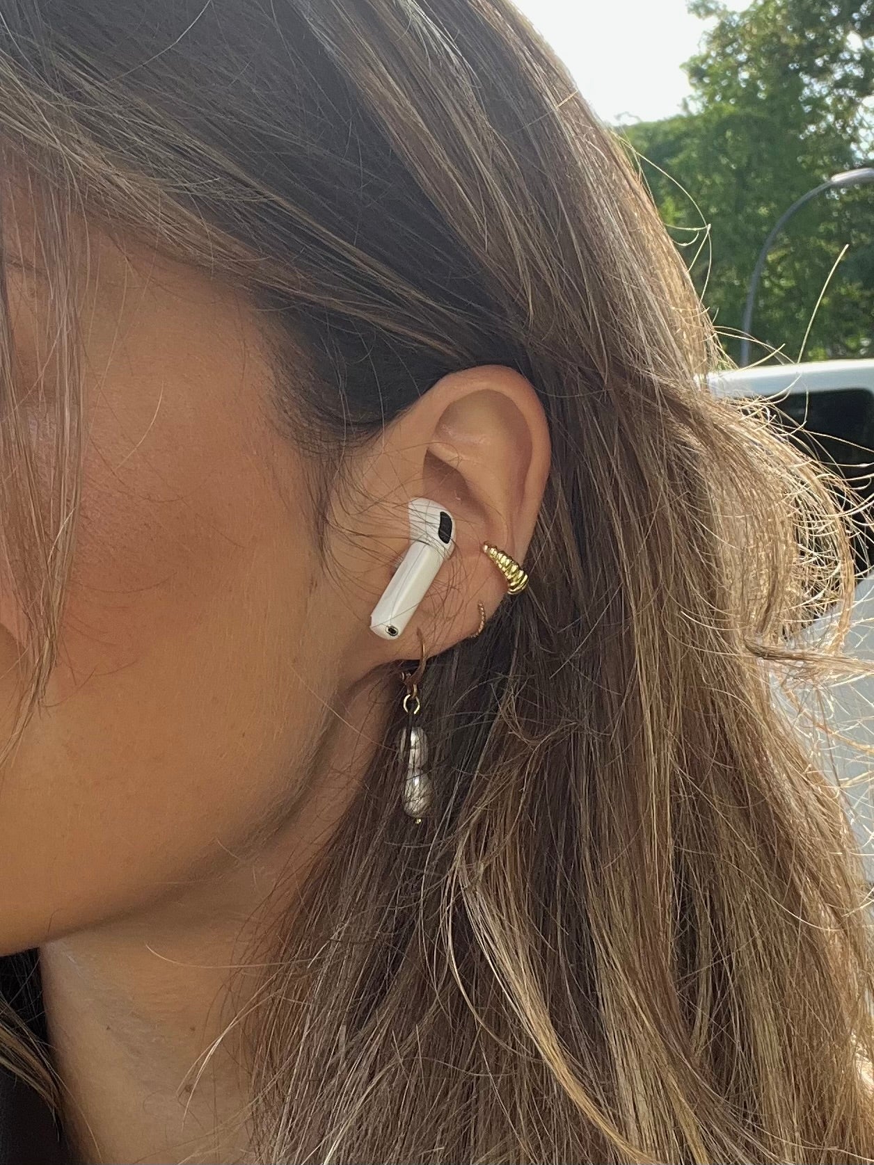 Dezenter Conch Clip aus goldfarbenem Edelstahl mit elegantem, minimalistischen Design zum Anstecken – ganz ohne Piercing.