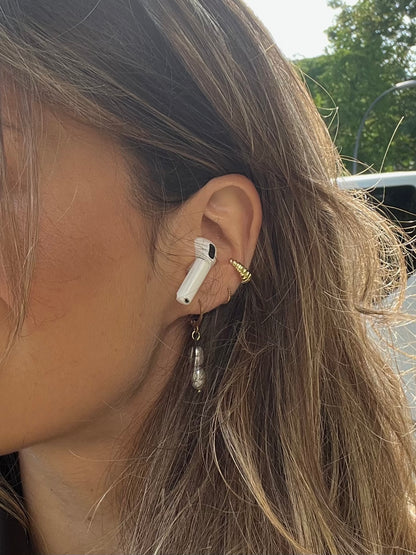 Dezenter Conch Clip aus goldfarbenem Edelstahl mit elegantem, minimalistischen Design zum Anstecken – ganz ohne Piercing.