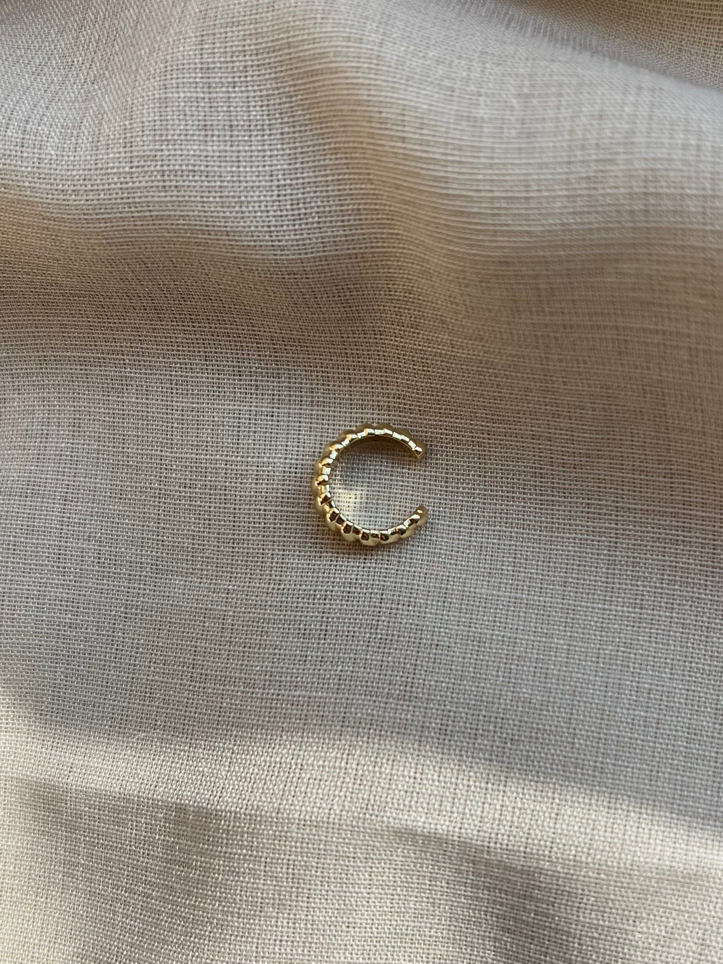 Schlichter Conch Clip aus goldfarbenem Edelstahl mit edler Oberfläche – dezenter Ohrschmuck zum Anstecken für jeden Anlass.