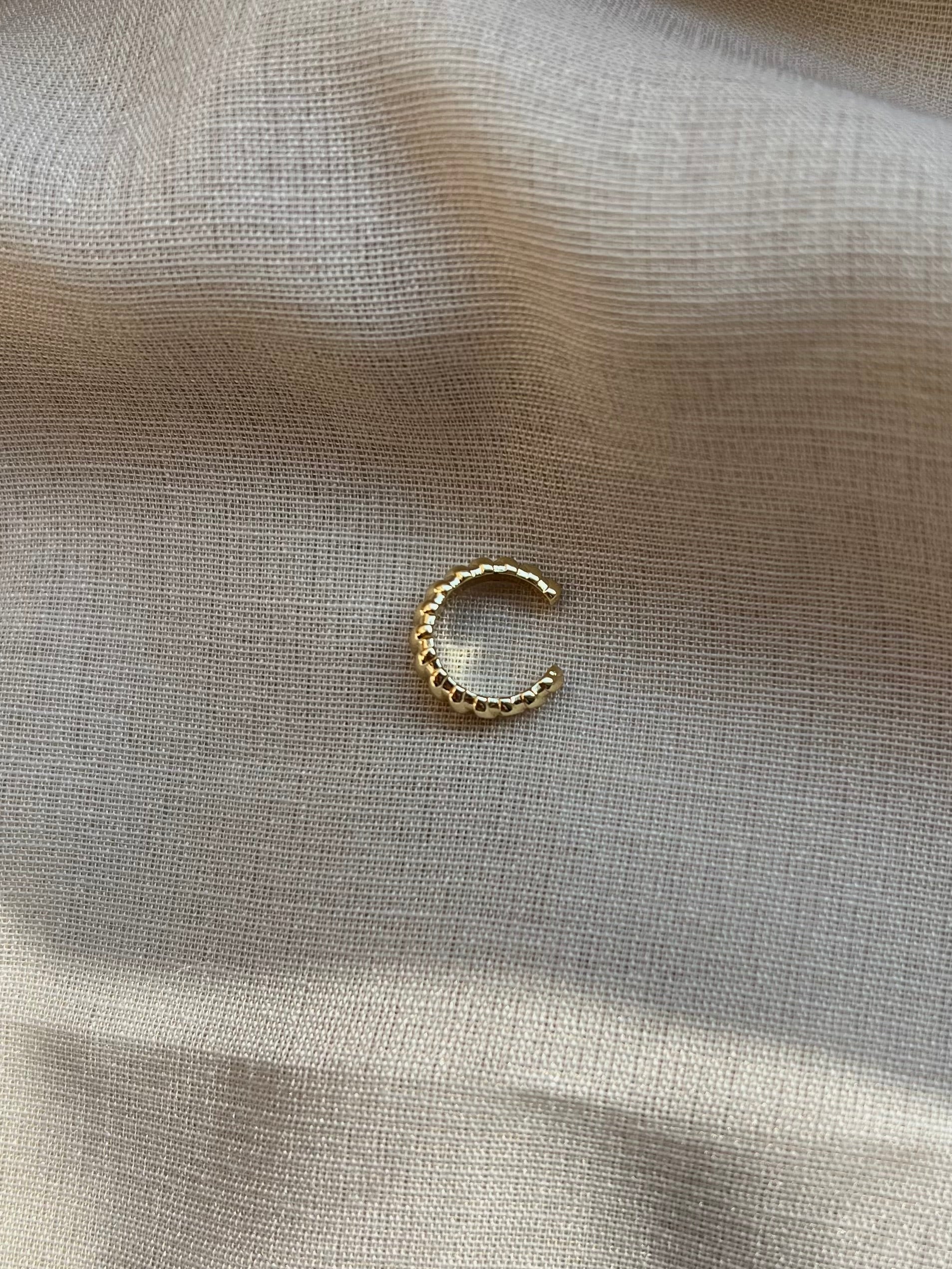 Schlichter Conch Clip aus goldfarbenem Edelstahl mit edler Oberfläche – dezenter Ohrschmuck zum Anstecken für jeden Anlass.