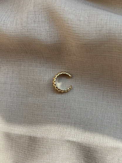 Schlichter Conch Clip aus goldfarbenem Edelstahl mit edler Oberfläche – dezenter Ohrschmuck zum Anstecken für jeden Anlass.