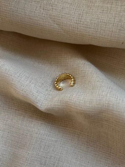 Filigraner Conch Ohrclip aus vergoldetem Edelstahl in modernem Design für einen stilvollen und besonderen Ear-Stack.