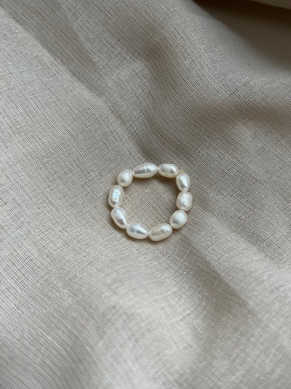 Elegantes Ring-Set mit Süßwasserperlen und wasserfestem Edelstahl in Gold für einen zeitlosen Look.