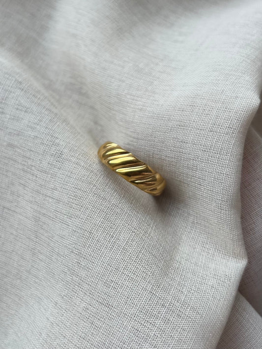 Minimalistisches Ringset in Gold mit Süßwasserperlen und wasserfestem Edelstahl im cleanen Look.