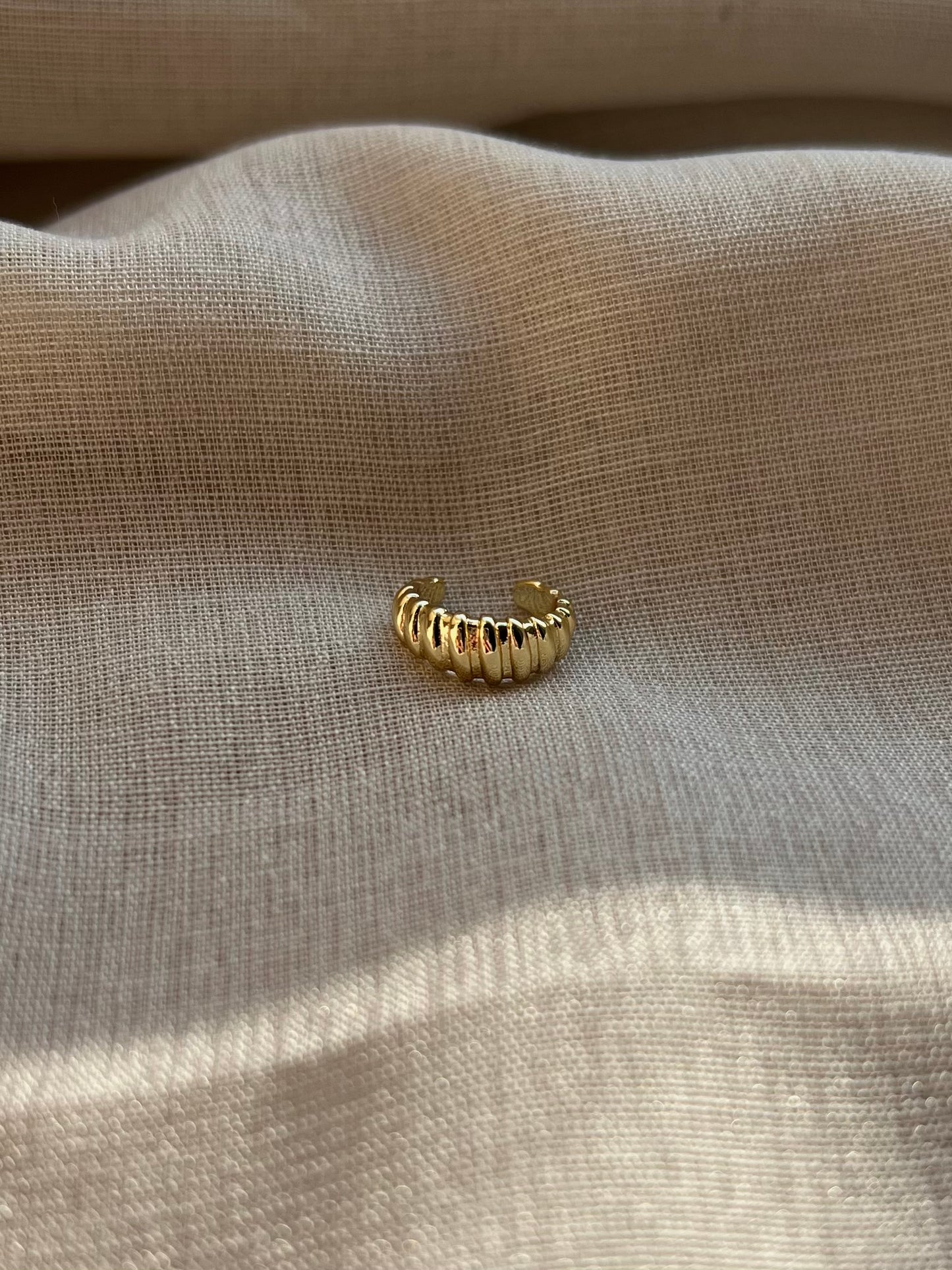 Besonderer Conch Ohrclip aus goldfarbenem Edelstahl mit zeitlosem Look, angenehm zu tragen und ideal als eleganter Ear Cuff ohne Piercing.