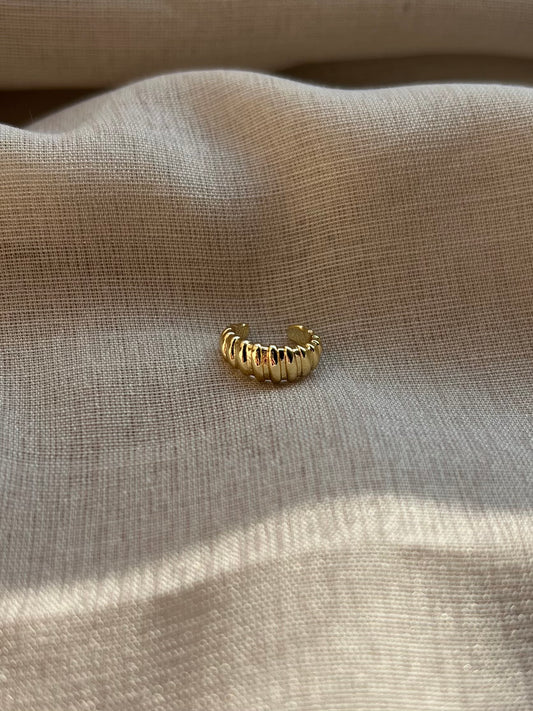 Besonderer Conch Ohrclip aus goldfarbenem Edelstahl mit zeitlosem Look, angenehm zu tragen und ideal als eleganter Ear Cuff ohne Piercing.