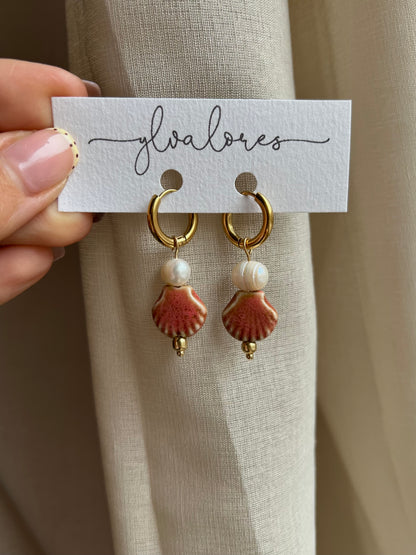 Statement-Ohrringe aus Keramik-Muscheln und Süßwasserperlen – perfekter Sommerschmuck an wasserfester Creole